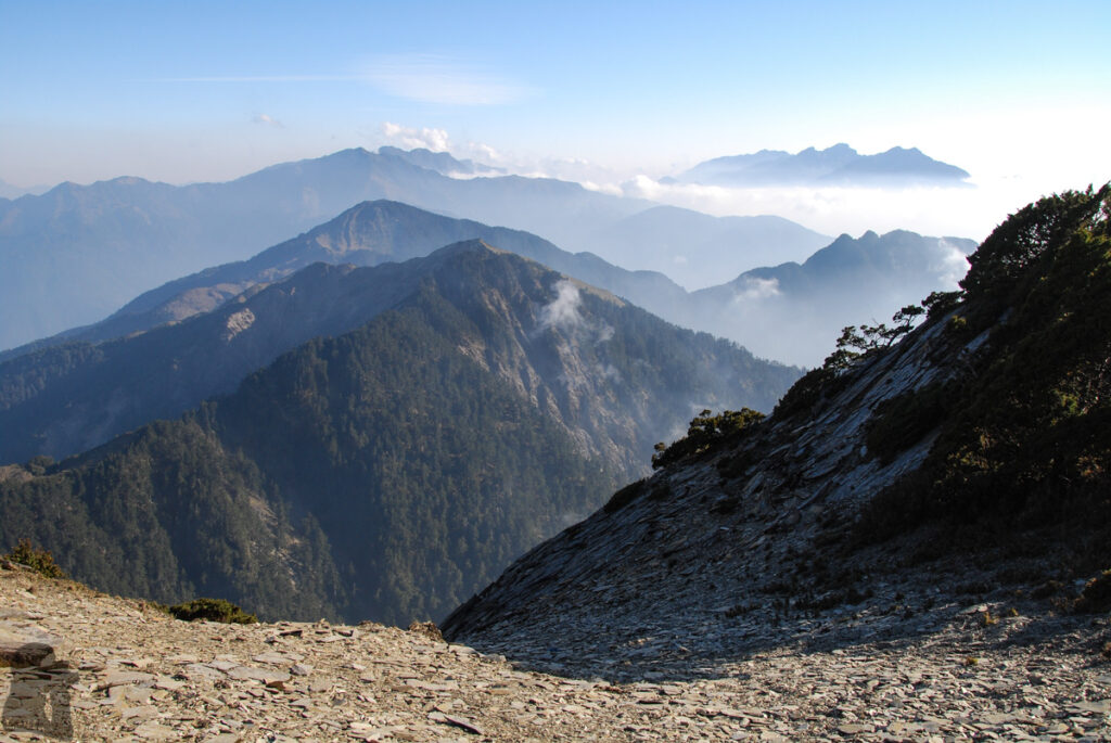 South Section 3 (南三段), the Challenging Hiking Trail that Traverses the Core of Formosa The view from Dongjundashan 東郡大山展望