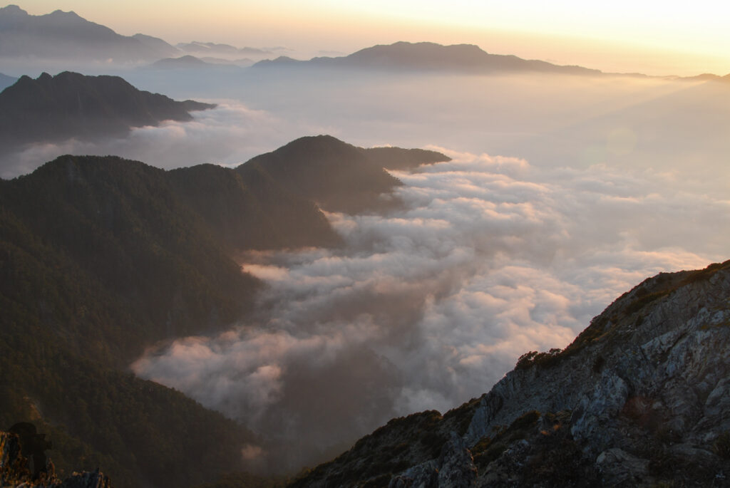 South Section 3 (南三段), the Challenging Hiking Trail that Traverses the Core of Formosa The Dusk at Dongjundashan 東郡大山的黃昏