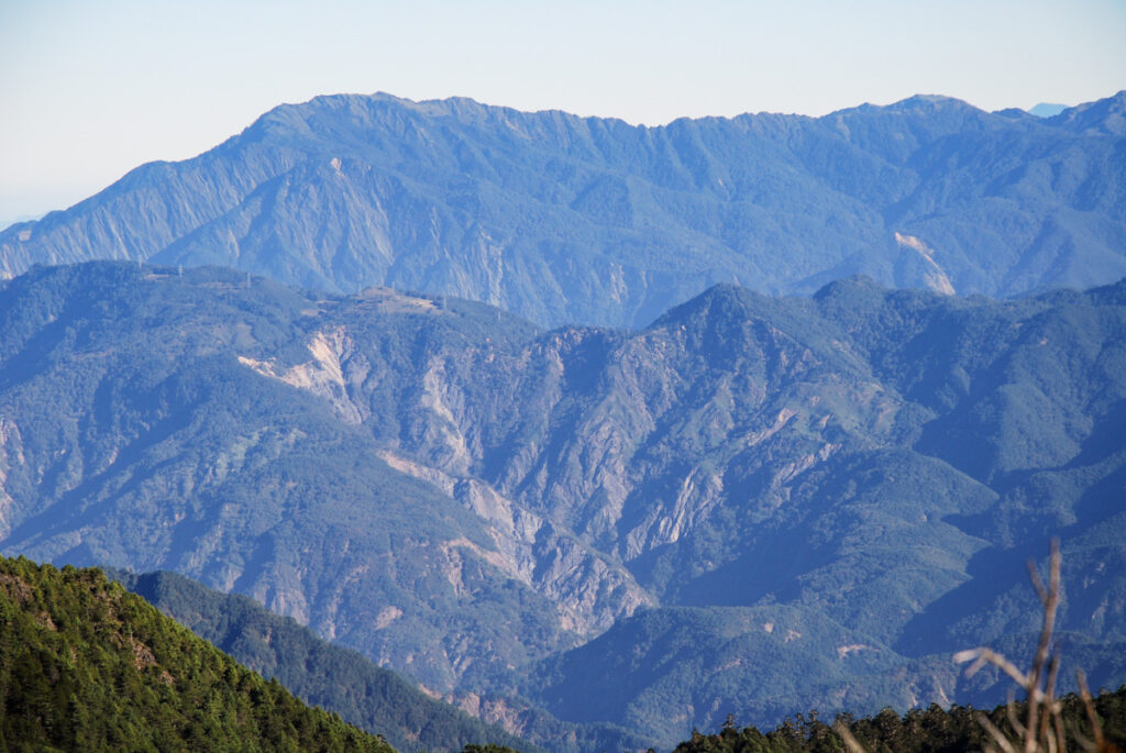 South Section 3 (南三段), the Challenging Hiking Trail that Traverses the Core of Formosa The pylons alongside Danda Forest Road 丹大林道
