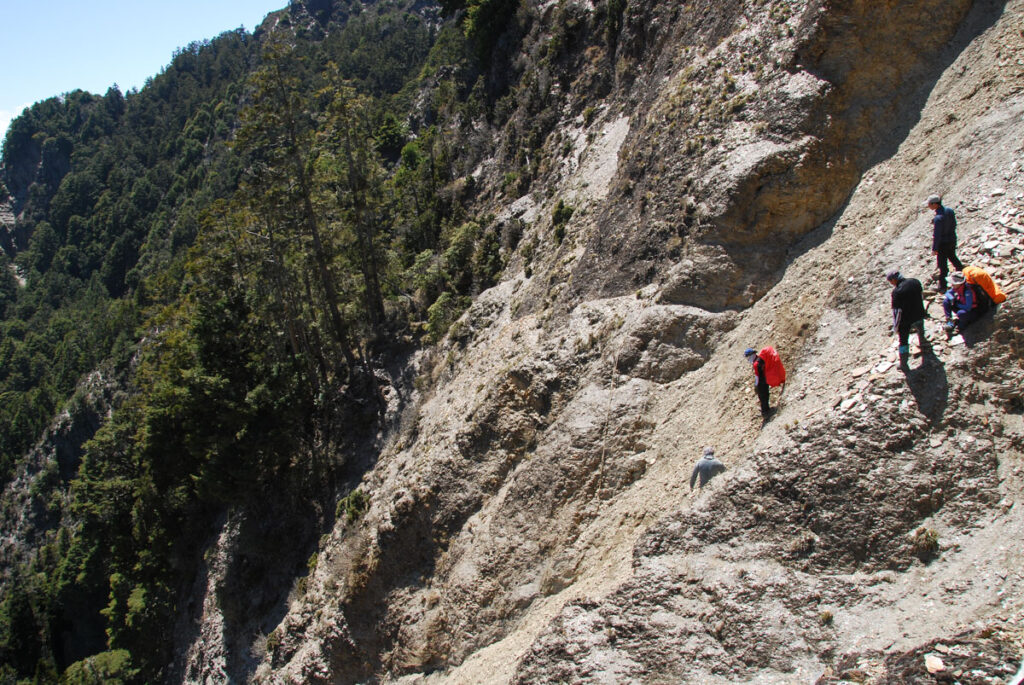 South Section 3 (南三段), the Challenging Hiking Trail that Traverses the Core of Formosa Duanlengdongshan Duanlengxishan 斷稜東山 斷稜西山