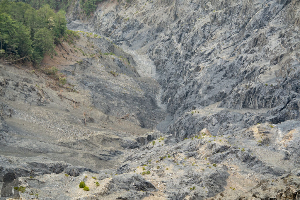 South Section 3 (南三段), the Challenging Hiking Trail that Traverses the Core of Formosa big cliff