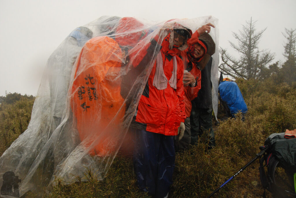 The Full Text of "Hiking Safety in Taiwan" Waiting for the trailing teammates to arrive at Zhuoshedashan under the chilly rain.