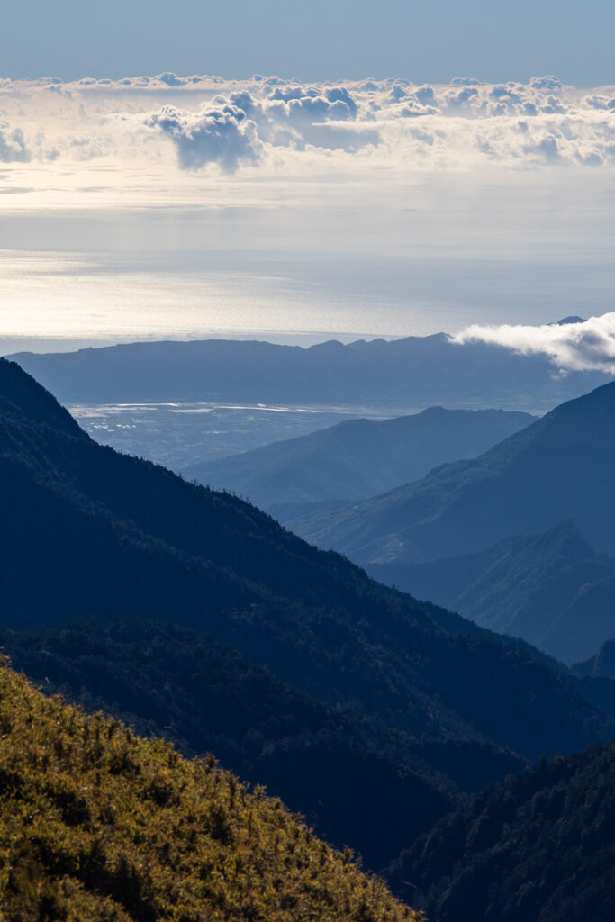 The Full Text of "Hiking Safety in Taiwan" On the ridge of Qilaishan (奇萊山), more than 3000m tall, the Pacific Ocean seems within a stone’s throw. Even a container vessel was in sight.