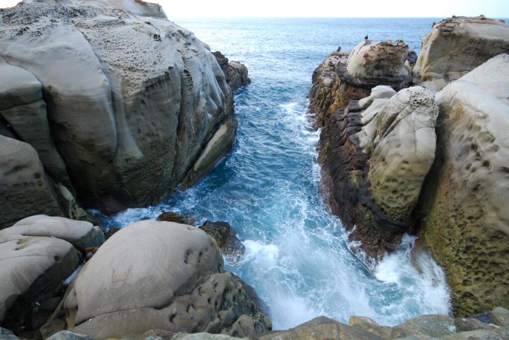 C-shaped Bay in Shuinandong (水湳洞), a Site to Capture the Light Trails by the Yinyang Sea (陰陽海)