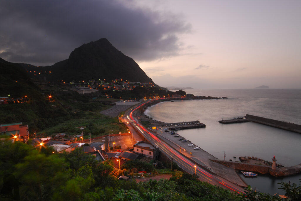 C-shaped Bay in Shuinandong (水湳洞), a Site to Capture the Light Trails by the Yinyang Sea (陰陽海) ShuiNanDong 水湳洞 Keelung Mountain