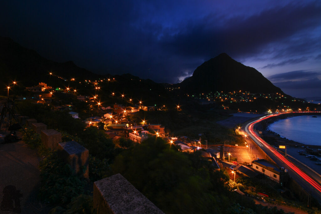 C-shaped Bay in Shuinandong (水湳洞), a Site to Capture the Light Trails by the Yinyang Sea (陰陽海) ShuiNanDong 水湳洞 Keelung Mountain