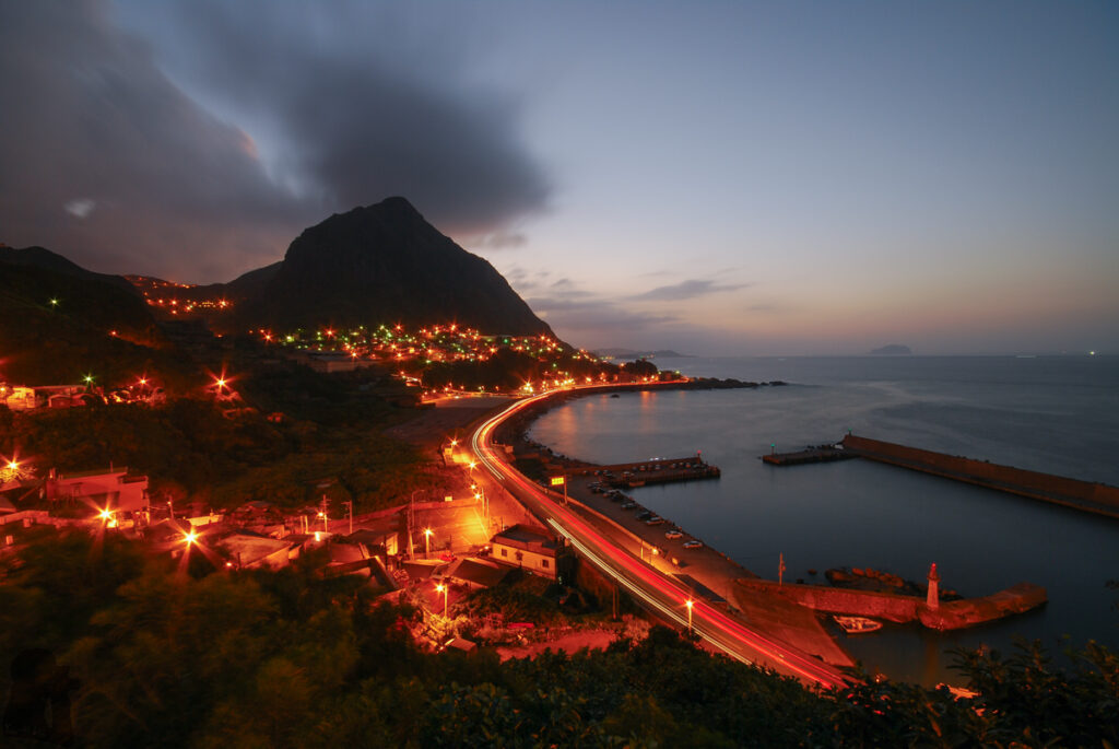C-shaped Bay in Shuinandong (水湳洞), a Site to Capture the Light Trails by the Yinyang Sea (陰陽海) ShuiNanDong 水湳洞 Keelung Mountain