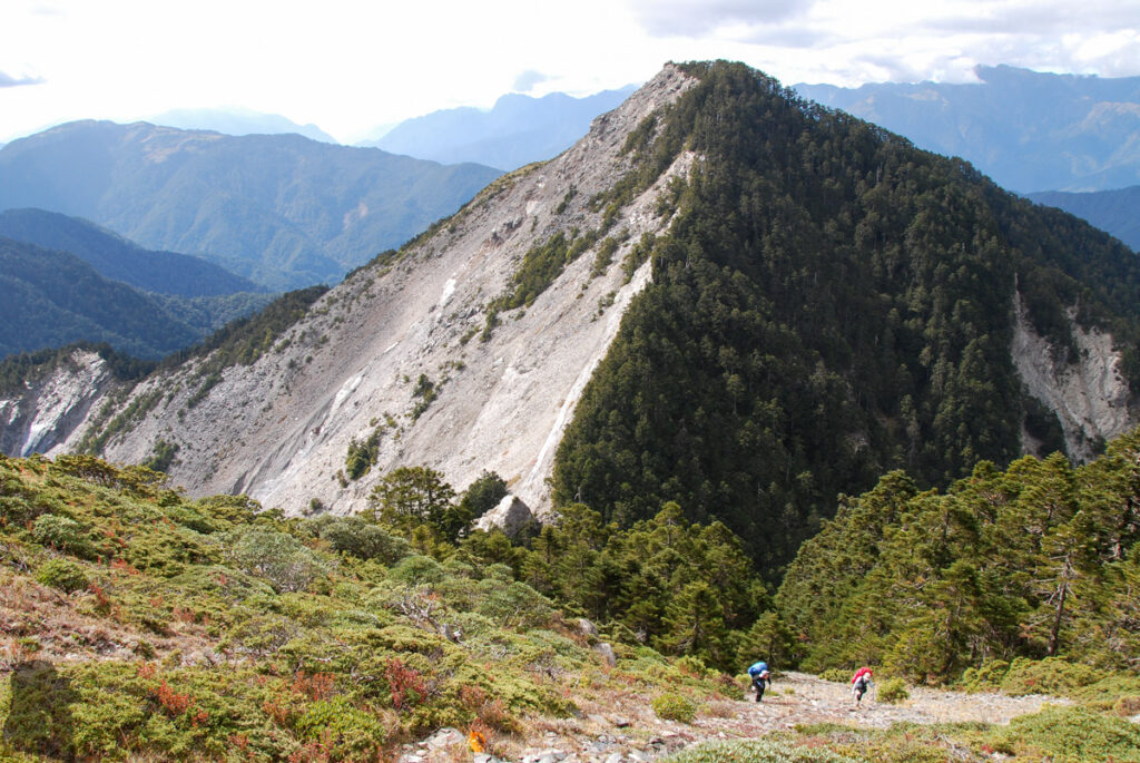 The Death Ridge (死亡稜線), the Climb on a Razor-Sharp Ridge between North Section 1 and North Section 2, Central Mountain Range Looking back the way we came, Zhongyangjianshan West Peak