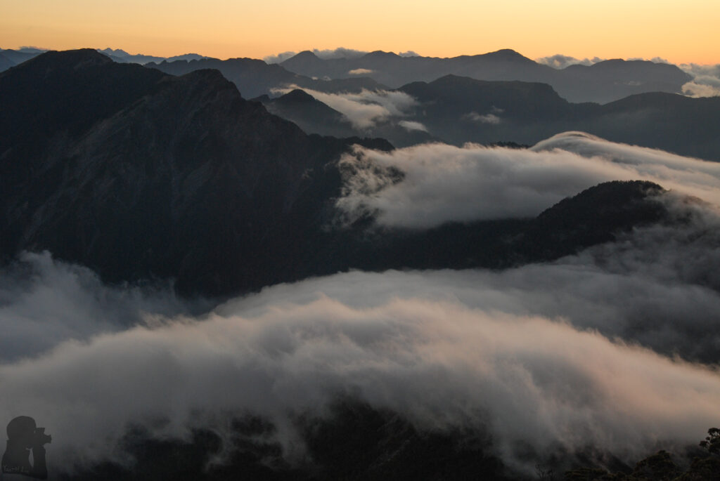 The Death Ridge (死亡稜線), the Climb on a Razor-Sharp Ridge between North Section 1 and North Section 2, Central Mountain Range cloud flowed over ridges