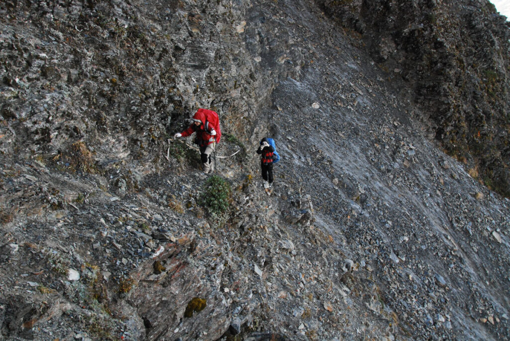 The Death Ridge (死亡稜線), the Climb on a Razor-Sharp Ridge between North Section 1 and North Section 2, Central Mountain Range It was not that hair-raising once the right path can be seen.