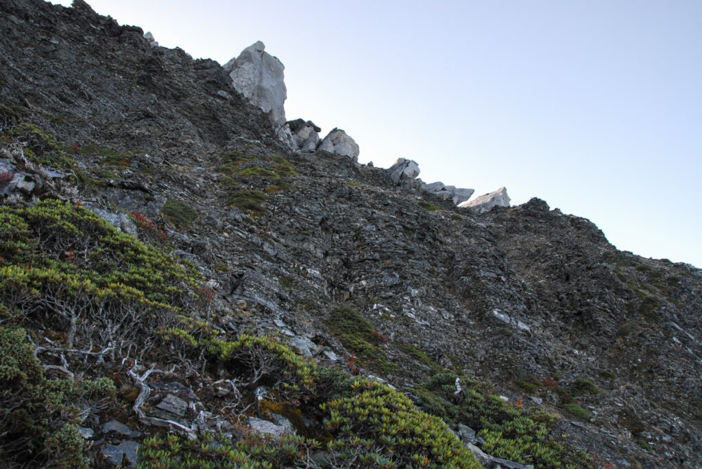 The Death Ridge (死亡稜線), the Climb on a Razor-Sharp Ridge between North Section 1 and North Section 2, Central Mountain Range The big boulders above marked the end of Death Ridge, the summit of Zhongyangjianshan.