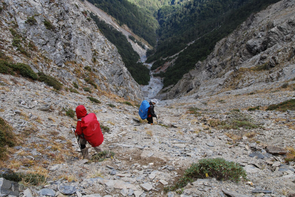 The Death Ridge (死亡稜線), the Climb on a Razor-Sharp Ridge between North Section 1 and North Section 2, Central Mountain Range Going down the valley of Zhongyangjian River (中央尖溪)