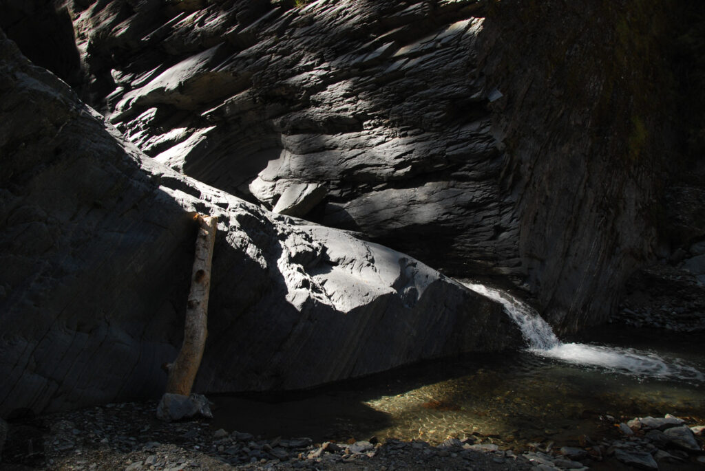 The Death Ridge (死亡稜線), the Climb on a Razor-Sharp Ridge between North Section 1 and North Section 2, Central Mountain Range Zhongyangjian River