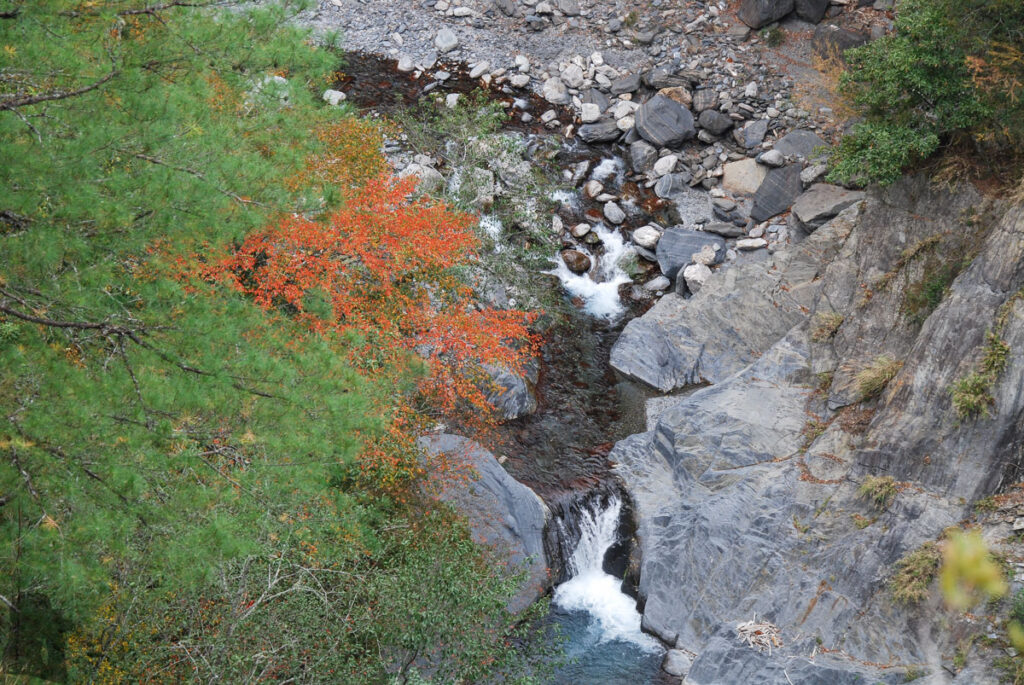 The Death Ridge (死亡稜線), the Climb on a Razor-Sharp Ridge between North Section 1 and North Section 2, Central Mountain Range Erwu River (耳無溪); we started the hike from North Section 2 side.