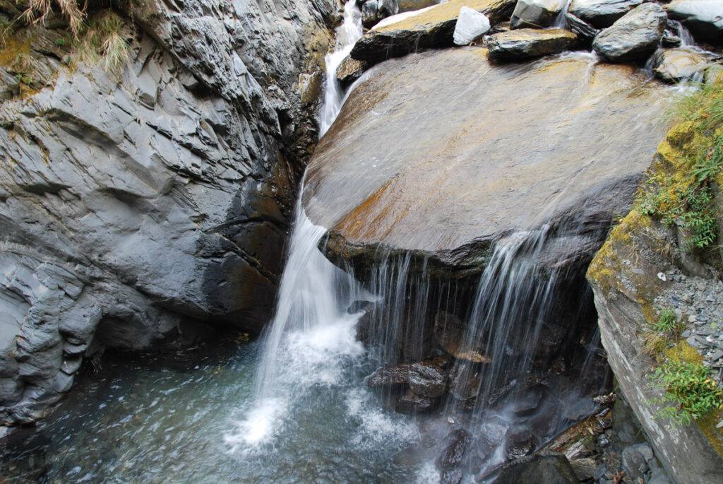 The Death Ridge (死亡稜線), the Climb on a Razor-Sharp Ridge between North Section 1 and North Section 2, Central Mountain Range flowing water over a rock