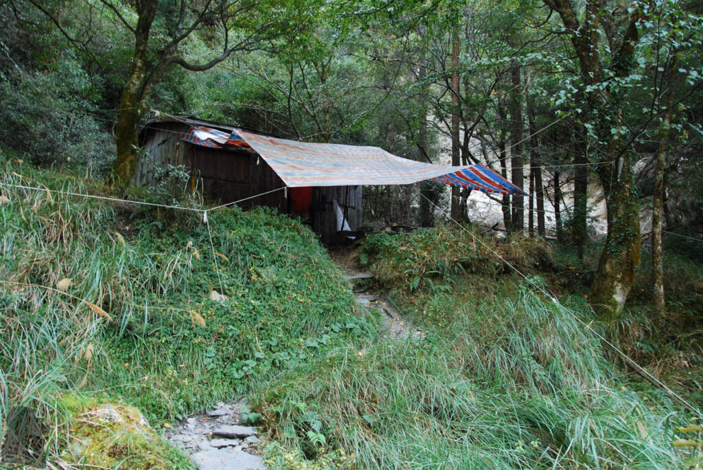 The Death Ridge (死亡稜線), the Climb on a Razor-Sharp Ridge between North Section 1 and North Section 2, Central Mountain Range the most broken hut in Taiwan, Zhongyangjian River Cabin (中央尖溪山屋)
