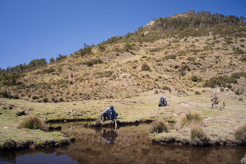 Ganzhuowan Peaks (干卓萬群峰), the Trickiest Trail in My Hiking History A tarn beneath Zhuoshedashan East Peak