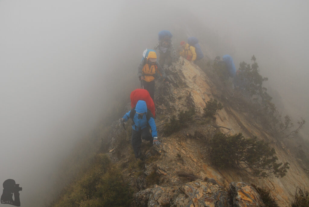 Ganzhuowan Peaks (干卓萬群峰), the Trickiest Trail in My Hiking History narrow ridge after Ganzhuowanshan