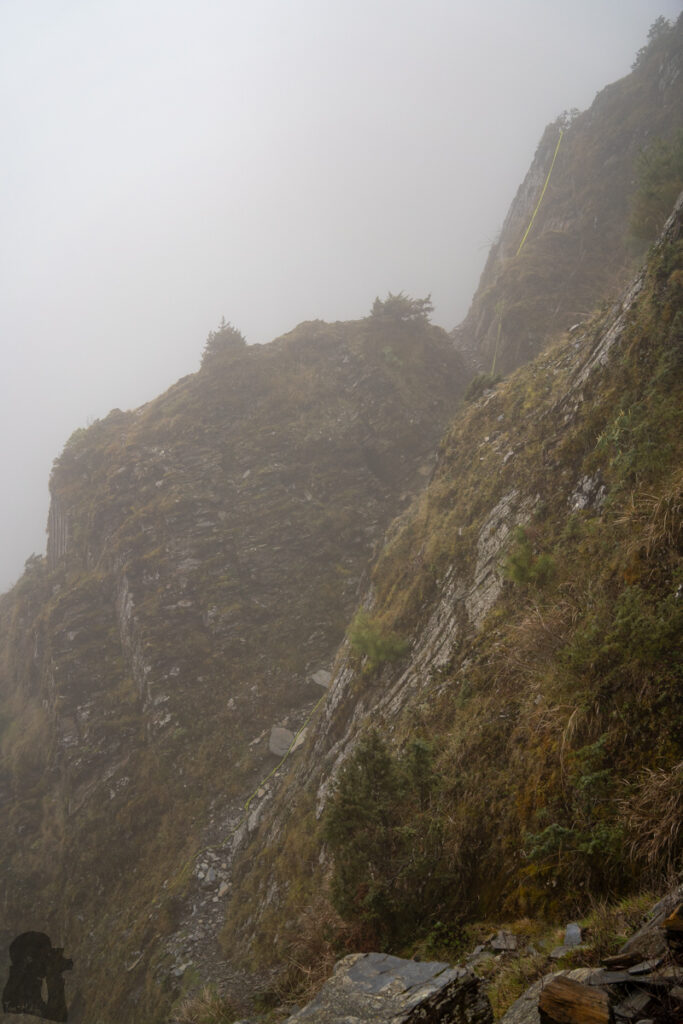 Ganzhuowan Peaks (干卓萬群峰), the Trickiest Trail in My Hiking History This rope standing out in the mist marks the path.