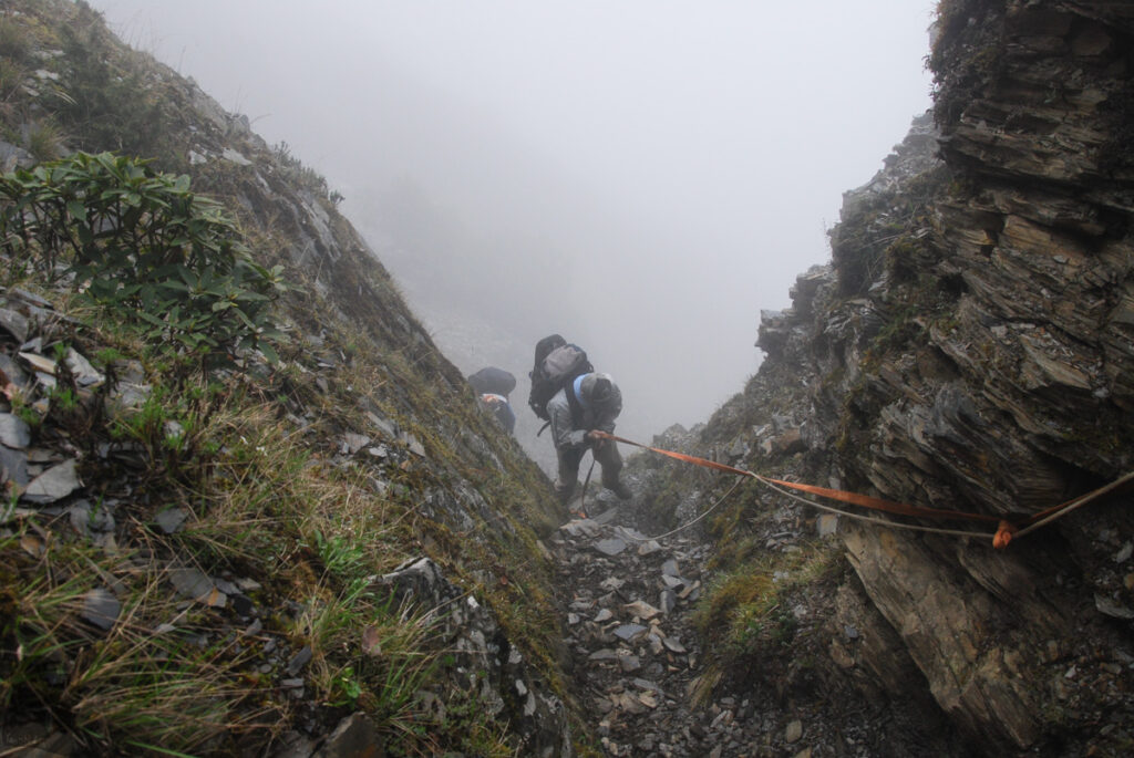 Ganzhuowan Peaks (干卓萬群峰), the Trickiest Trail in My Hiking History Some scrambles to approach Ganzhuowan Sancha Peak
