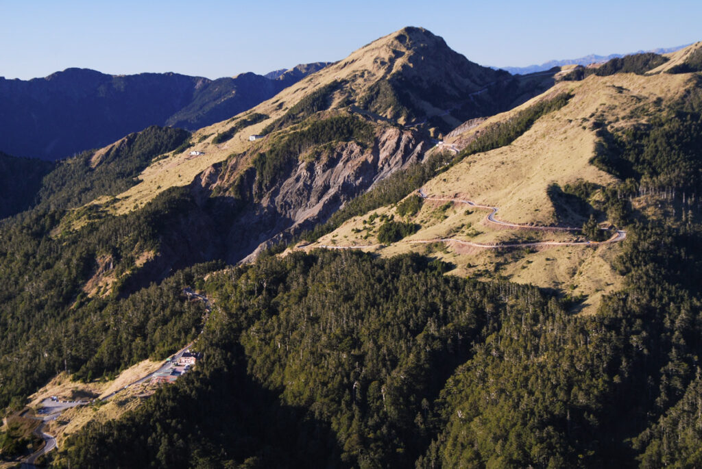 Hehuanshan (合歡山), the Renowned High Mountains that are Beginner Friendly Overlooking the winding highway, Hehuanshan East Peak and two lodges beneath it.
