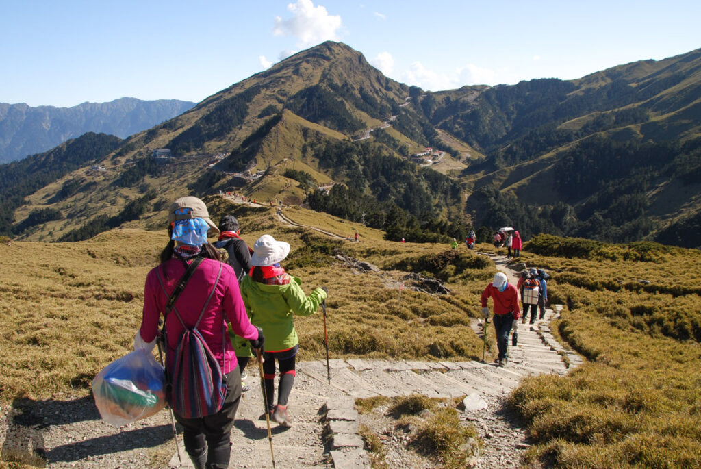 Hehuanshan (合歡山), the Renowned High Mountains that are Beginner Friendly Heading down to the highway after the small celebration at Shimenshan