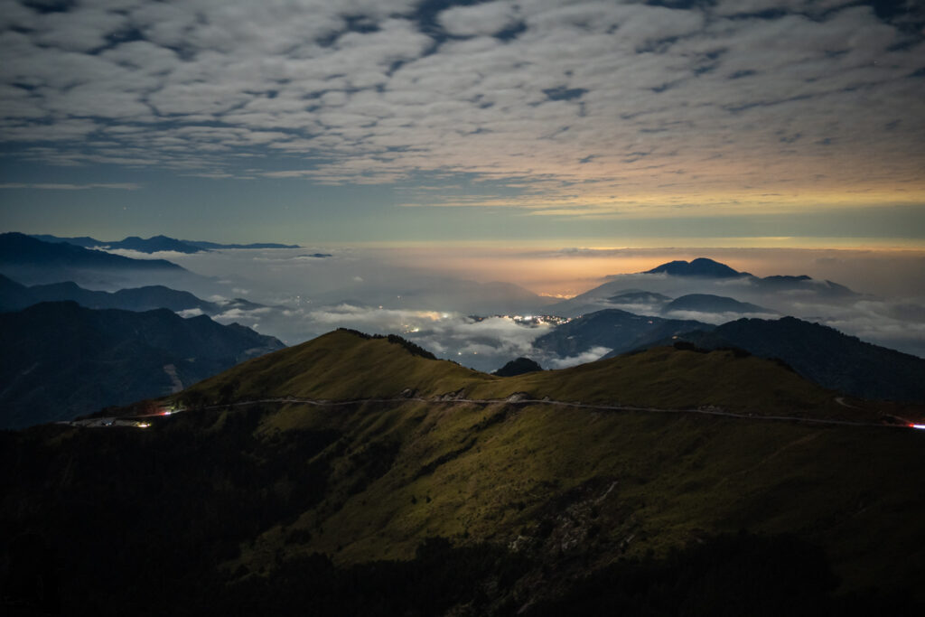 Hehuanshan (合歡山), the Renowned High Mountains that are Beginner Friendly A classical view of Hehuanshan showing the highway crossing under its southern ridge.
