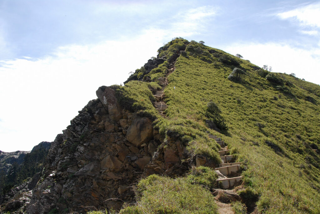 Hehuanshan (合歡山), the Renowned High Mountains that are Beginner Friendly After Hehuan North Peak, the trail simply follows the ridge, going up and down the hills of moderate gradient before Hehuan West Peak.