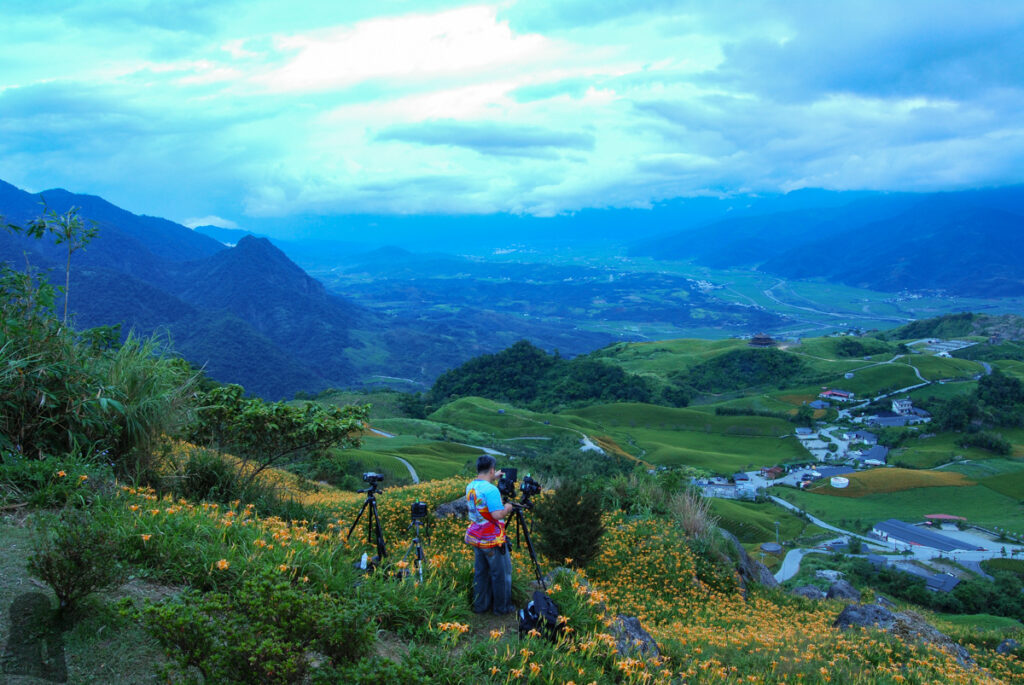 Liushishishan (六十石山), the Splendid Mountain of Daylily A cameraman and three tripods