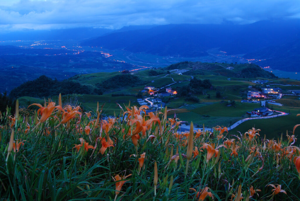 Liushishishan (六十石山), the Splendid Mountain of Daylily Liushishishan in the evening