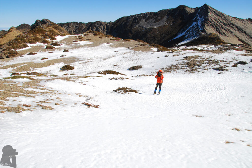 The saddle where my partner stood was the location of an ice cap during the glaciation in Taiwan.