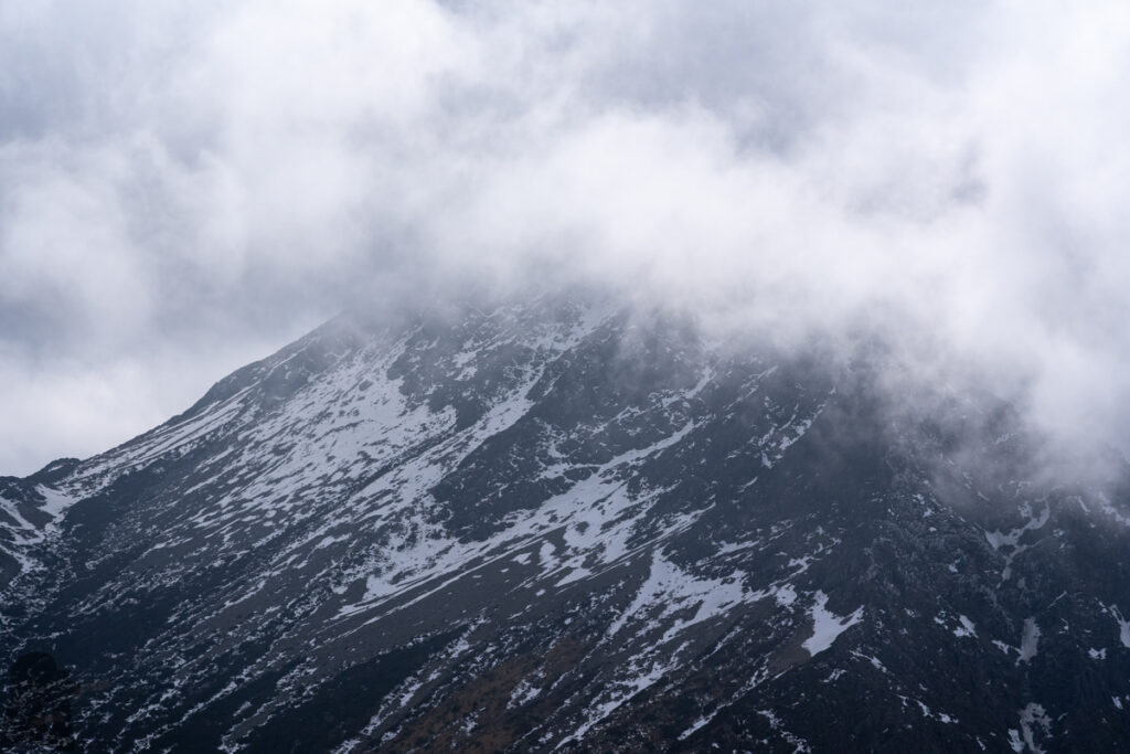 Fog masked the top of Nanhudashan.