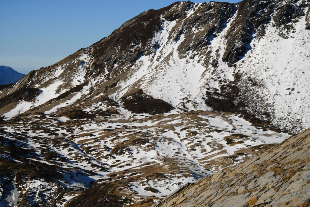The big and flat saddle between Nanhudashan and Nanhu East Peak