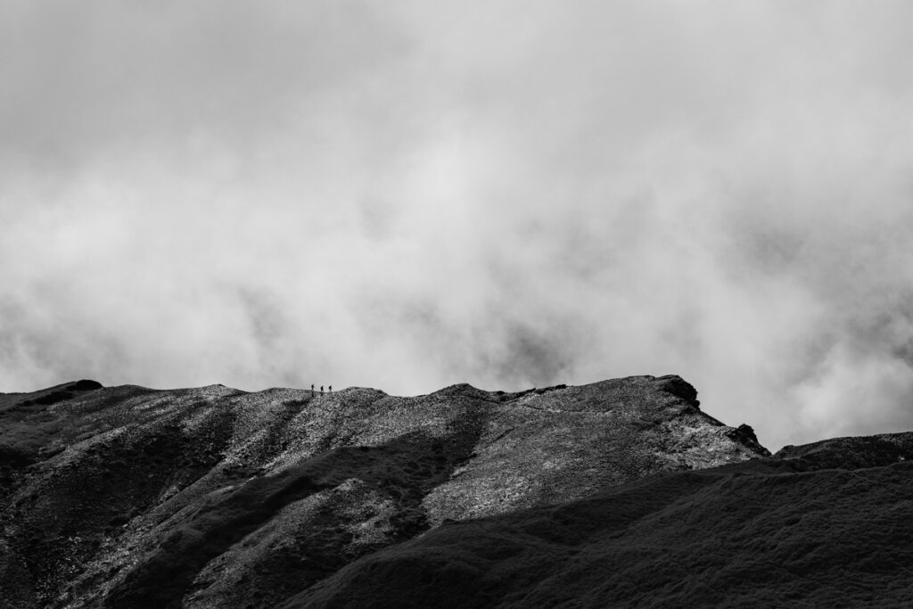 Qilaishan Main & North Peak (奇萊主北), My First Multiday Hike on the High Mountains of Magnificence and Misfortune Hikers on the ridge with fog in the background
