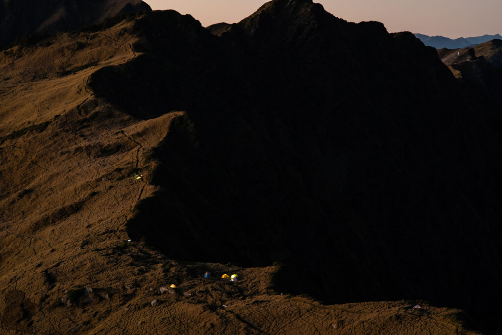 Qilaishan Main & North Peak (奇萊主北), My First Multiday Hike on the High Mountains of Magnificence and Misfortune One side of the ridge is very steep but the other side is gentle.