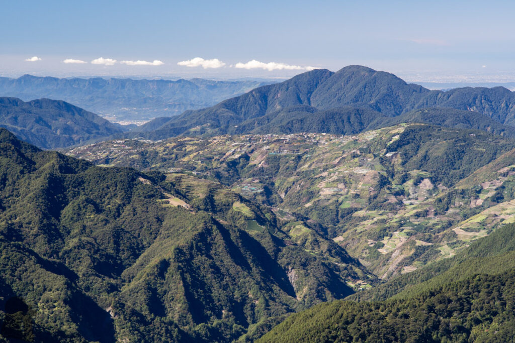 Qilaishan Main & North Peak (奇萊主北), My First Multiday Hike on the High Mountains of Magnificence and Misfortune The view toward western side from the ridge of Qilai; the mountainous area where Qingjing Farm (清境農場) locates is exploited to this extent.