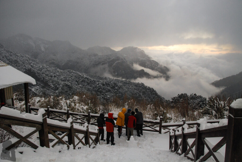 Heavy snowfall at 369 Cabin (Saliujiu Cabin)
