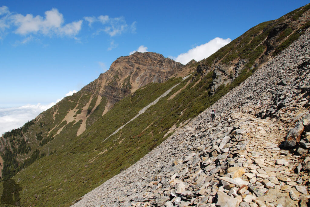 The trail leading to Yuanfeng Cabin