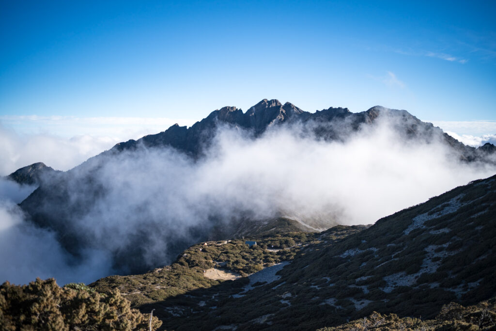 Yuanfong Cabin, the hut faces Yushan South Peak.