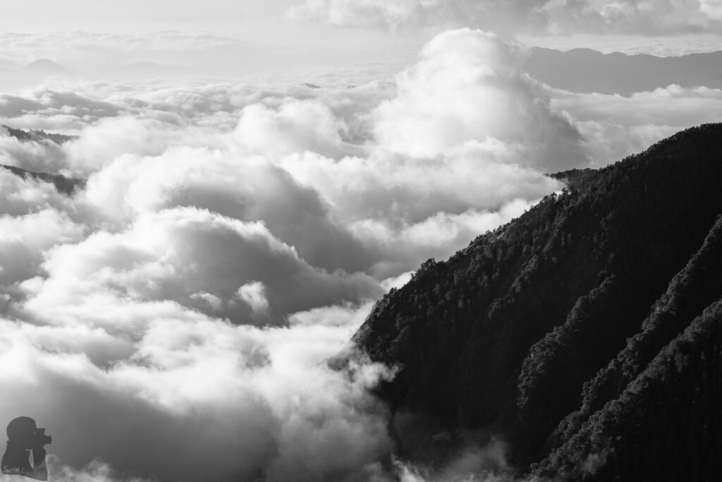 Overlooking the cloud dance from the trail near Yuanfeng