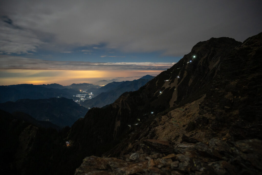 Before the dawn hikers were moving toward the summit of Main Peak from Paiyun Lodge.