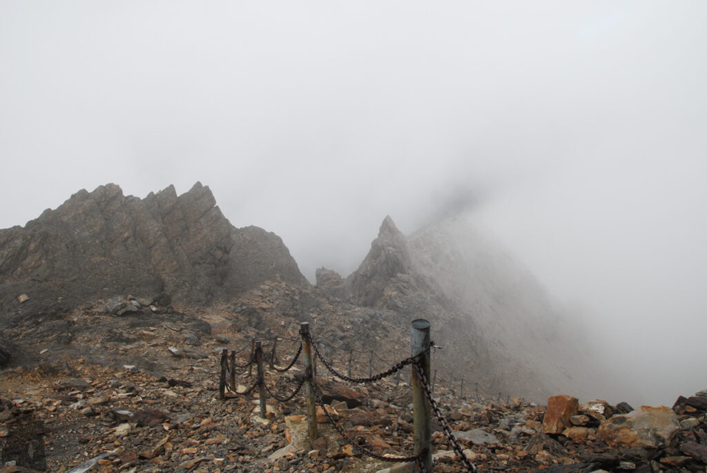 Descending to the saddle before Yushan North Peak
