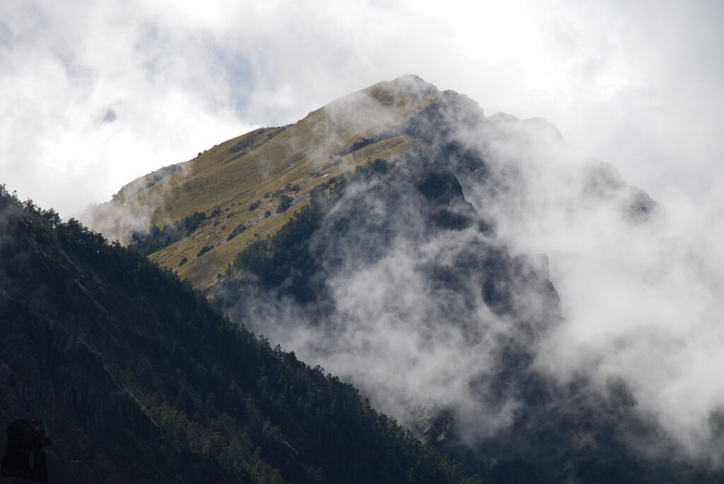 Yushan Rear Four Peaks (玉山後四峰), the Less-Visited Peaks to the South of Yushan, the Trails without Clamor Yushan Siaonanshan (玉山小南山) is a big landmark on the way to Nanyushan.