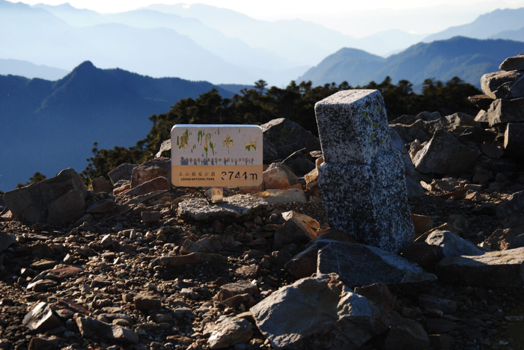 Yushan Rear Four Peaks (玉山後四峰), the Less-Visited Peaks to the South of Yushan, the Trails without Clamor The trig point of East Xiaonan Peak