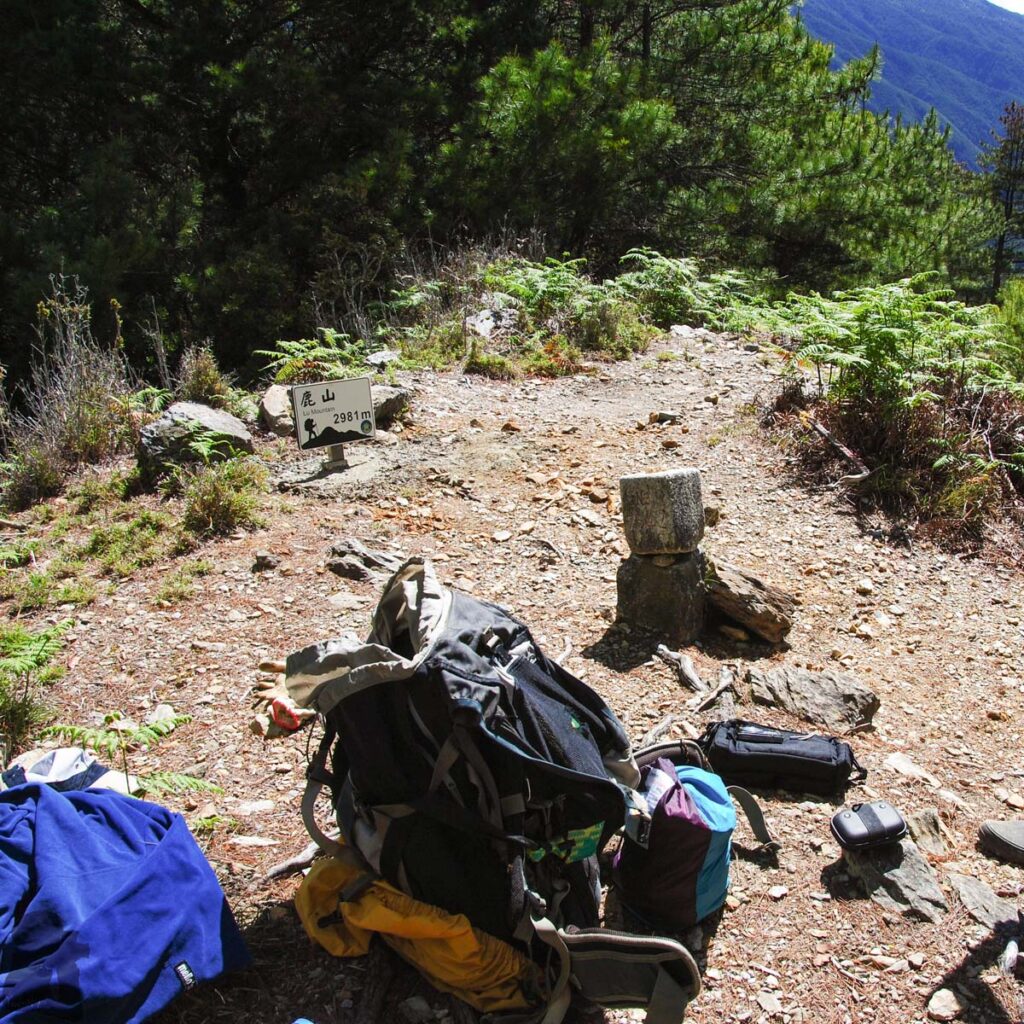 Yushan Rear Four Peaks (玉山後四峰), the Less-Visited Peaks to the South of Yushan, the Trails without Clamor At the “summit” of Lushan, a park ranger carried a bag of concrete to fix the foundation of the sign.