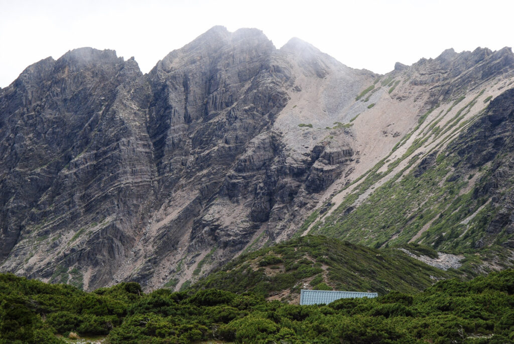 Yushan Rear Four Peaks (玉山後四峰), the Less-Visited Peaks to the South of Yushan, the Trails without Clamor Yuanfong Cabin and Yushan South Peak
