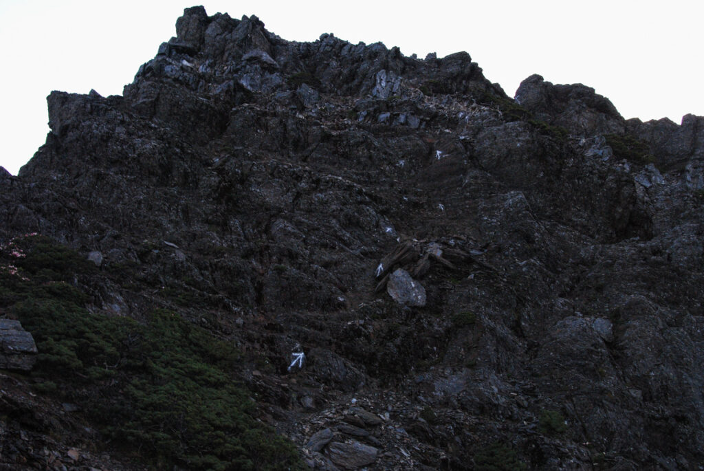 Yushan Rear Four Peaks (玉山後四峰), the Less-Visited Peaks to the South of Yushan, the Trails without Clamor Ascending the last section to the top of South Peak needs some careful scrambles.