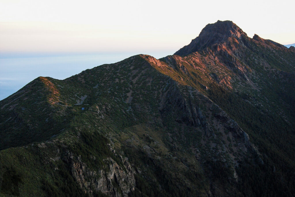 Yushan Rear Four Peaks (玉山後四峰), the Less-Visited Peaks to the South of Yushan, the Trails without Clamor Yuanfong Cabin and Yushan Main Peak in the morning