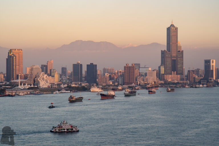 Beidawushan as well as Nandawushan (南大武山) can be easily spotted on a clear day from Kaohsiung; photo taken at Kaohsiung Lighthouse.