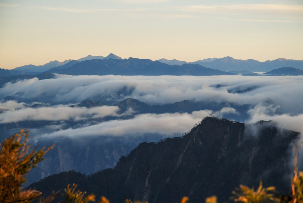 Beidawushan (北大武山), the Southernmost Baiyue, Guardian of the Southern Taiwan To the north side of Beidawushan lies the ridge of South Section 1; the pyramid summit of Guanshan (關山) was prominent; Yushan is the tallest peak on the left side of Guanshan.